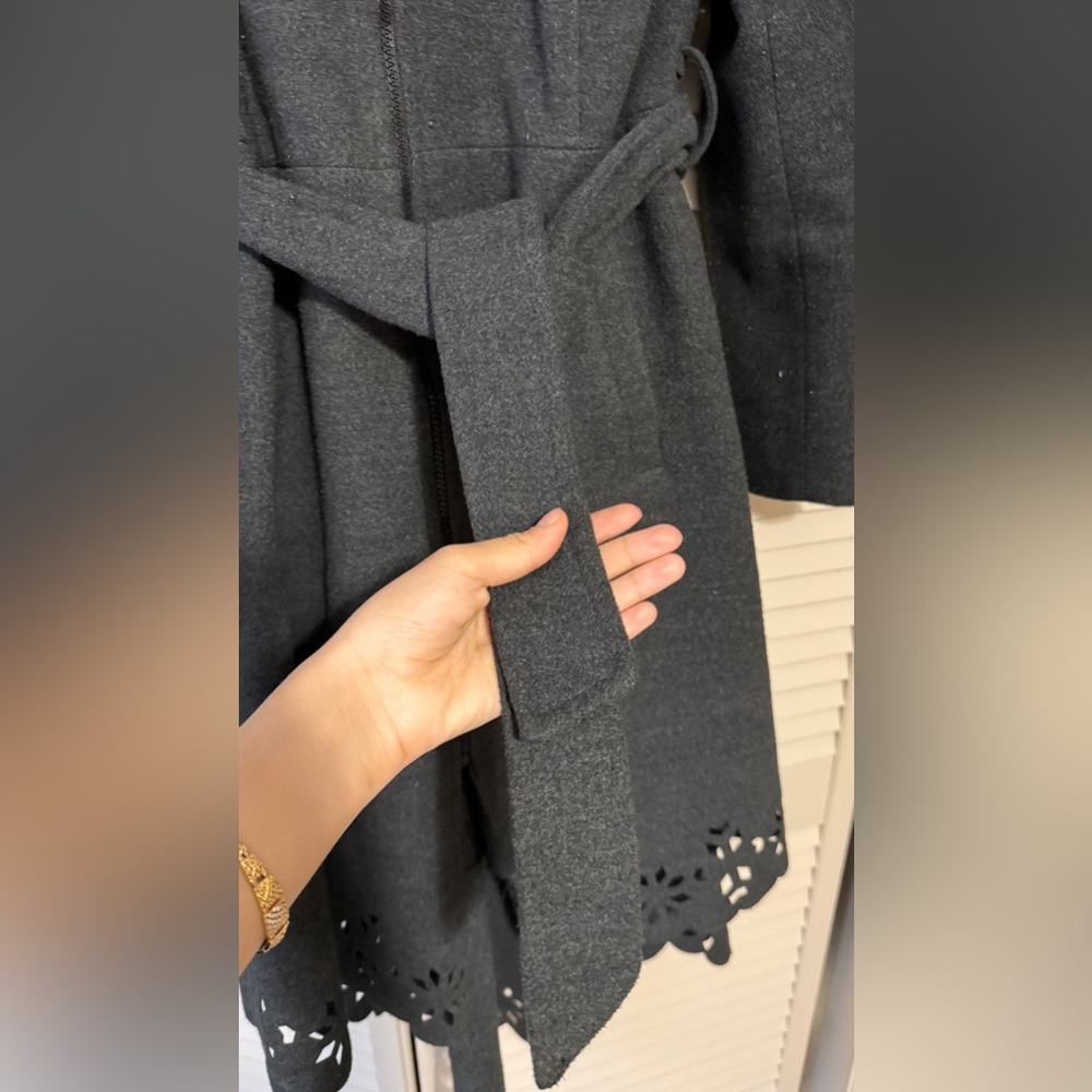 Winter jacket. padded. luxury. It warms. Perfect for winter. With belt.Dark gray